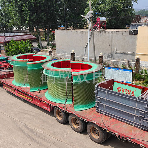 鑿井絞車廠家鶴壁雙民發(fā)往新疆的3米雙筒礦井提升機(jī)裝車出貨！